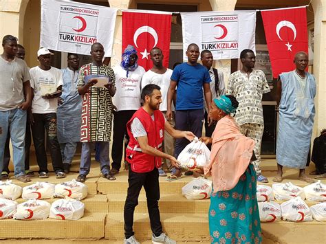 T­ü­r­k­ ­K­ı­z­ı­l­a­y­ı­­n­d­a­n­ ­S­e­n­e­g­a­l­­e­ ­k­u­r­b­a­n­ ­y­a­r­d­ı­m­ı­